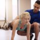 Frau macht mit Hilfe eines Personal Trainers Krafttraining