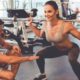 Frau macht unter Anleitung eines Personal Trainers Muskeltraining